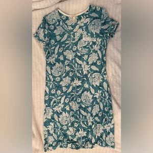 SOMA Womens short sleeve sleep shirt w a front pocket! Size XS but fits a S